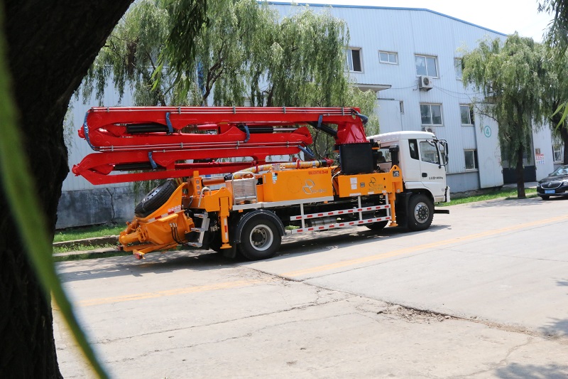 小型泵车