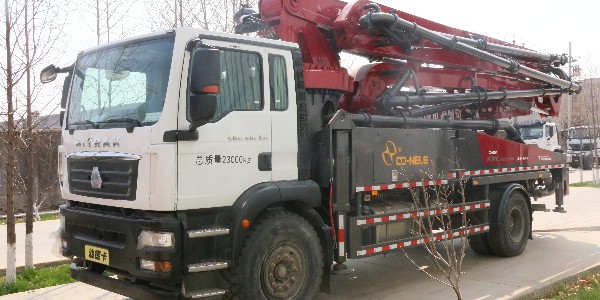 混凝土泵车是靠什么实现泵送的？