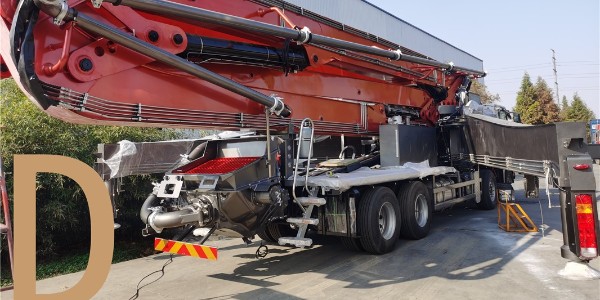 泵车支腿固定后，全方位检查