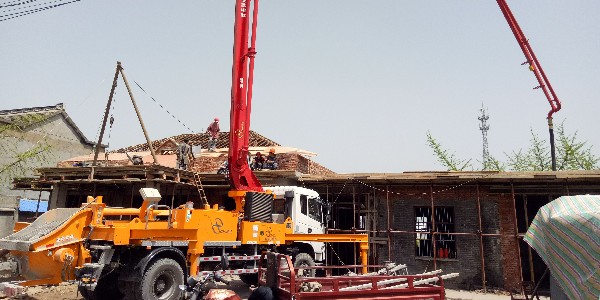 混凝土泵车冬季施工为什么要用热水通泵呢？