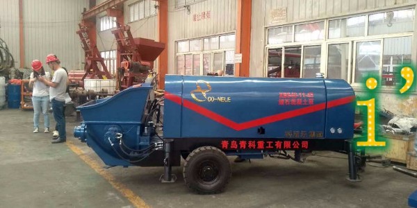 泵送设备施工过程中，如何正确判断混凝土的质量和可泵性？