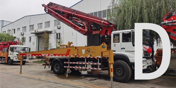 泵车液压油箱底部排水应何时进行？