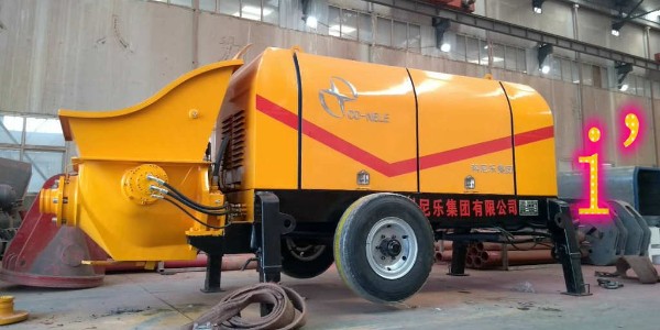 混凝土输送泵作业时，为什么要及时将管倒换方位使用？