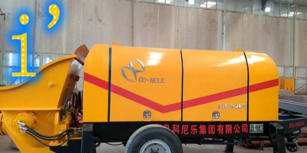 为什么在安置混凝土输送泵时，要在机架底部垫木块？