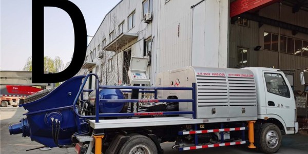 操作混凝土泵时，应注意什么？